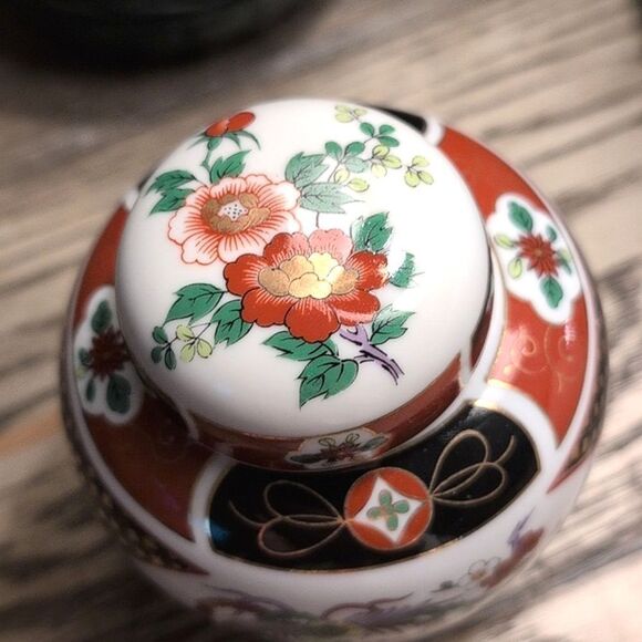 Vintage Japanese Hand Painted Imari Porcelain Ginger Jar With Lid - Picture 3 of 8